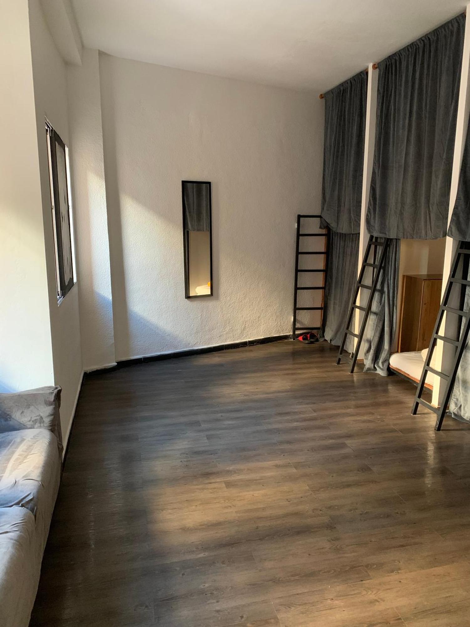 Spanglish Hostel Бенидорм Номер фото